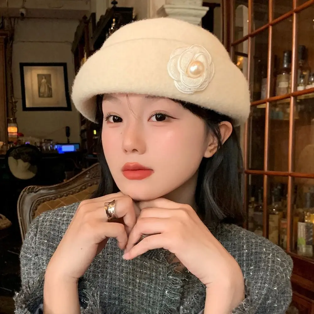 أنيقة القوس هيبورن نمط توبر قبعة زهرة الكاميليا اللؤلؤ الصوفية قبعة بحافة النمط البريطاني النمط الفرنسي حوض قبعة الشتاء
