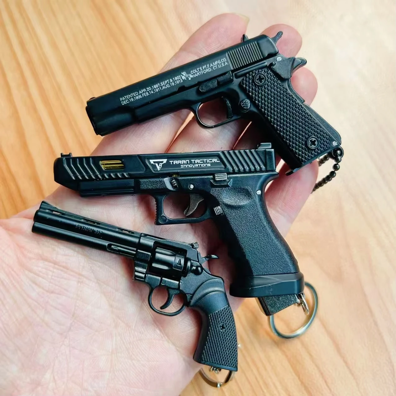 1:3 revólver en miniatura G34 modelo de pistola aleación desmontable G17 pistola de juguete llavero colgante adornos juguete para niños