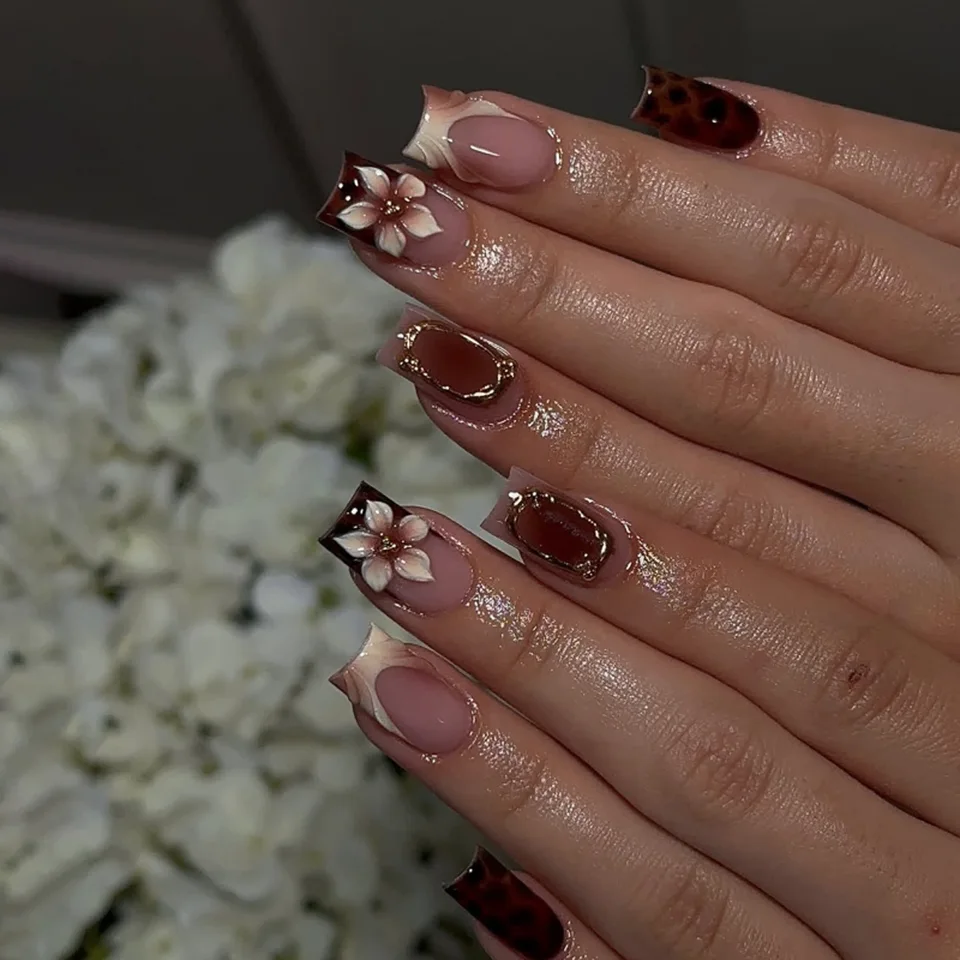 24pcs uñas postizas blancas francesas con diseño de diamantes, uñas press-on cortas cuadradas de cobertura completa con brillo y moños de ballet 3