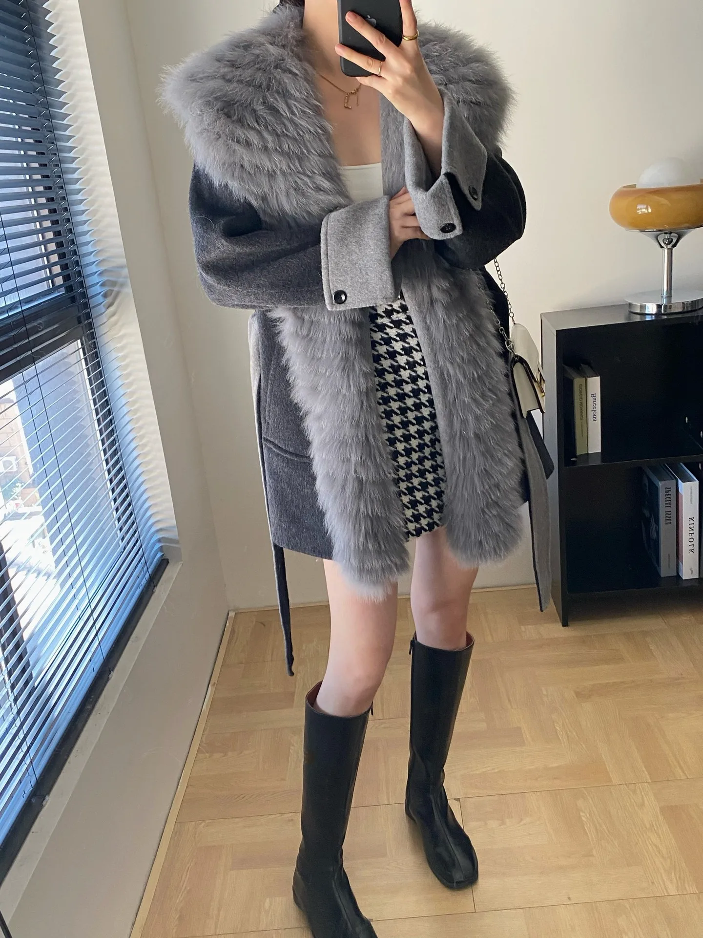 Il nuovo soprabito di lana double face di media lunghezza con cappuccio sul davanti e pelliccia di volpe di Jiuwei Family per l'autunno e l'inverno