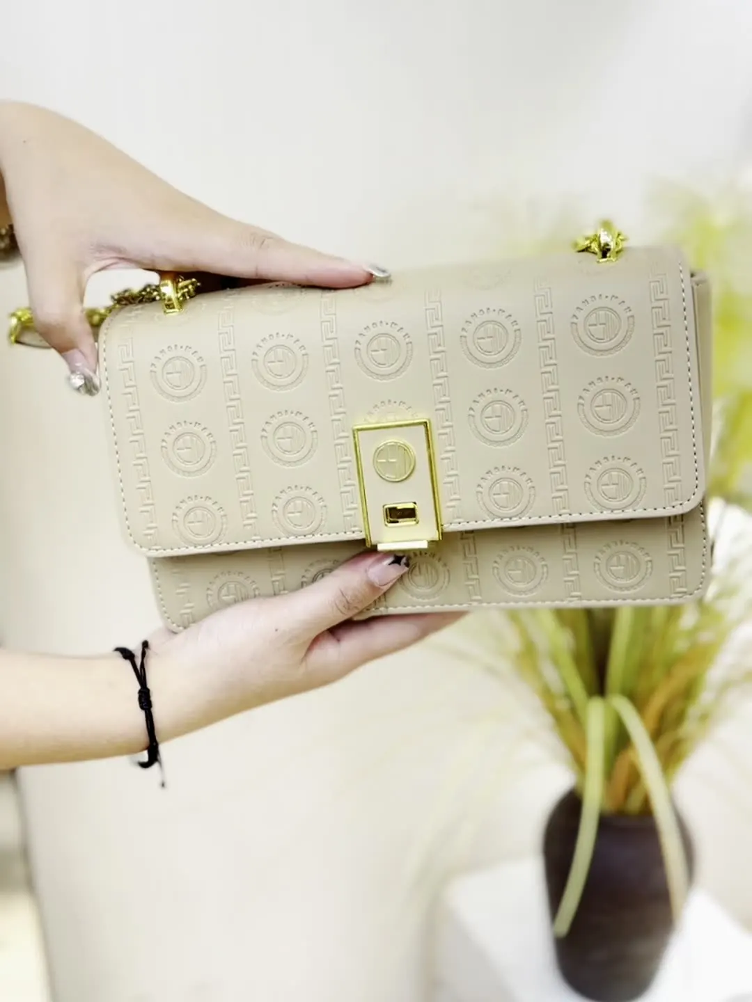 

New product: Simple and atmospheric small square bag, high-end sense, solid color single shoulder crossbody bag, chain bag for w