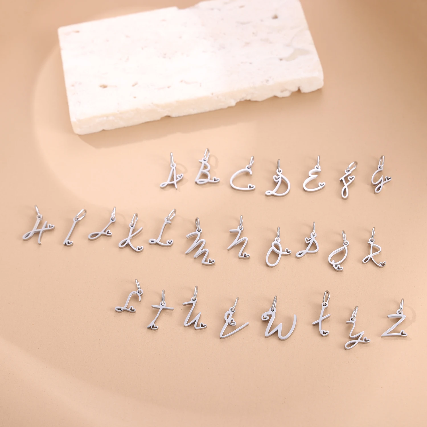 26 Buchstaben Liebes-Edelstahl-Anhänger für Kinder Luxus-Anhänger Großbuchstaben-Muster Englische Buchstaben DIY Schmuck Halsketten