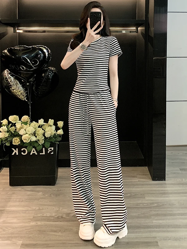 

Удобный летний женский комплект в стиле кэжуал: футболка с коротким рукавом в полоску и широкие брюки, спортивный костюм с эффектом омоложения