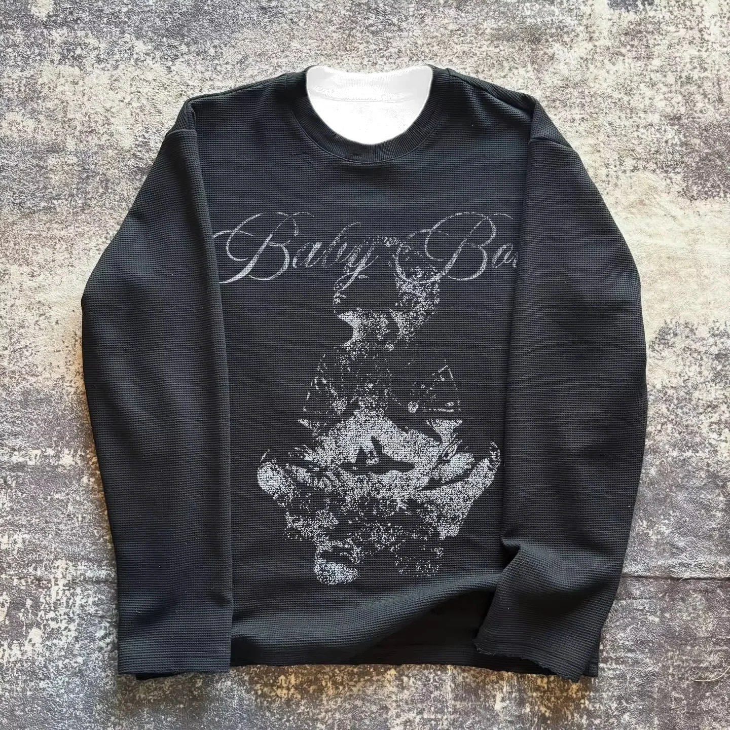 2026 Unisex Vintage Langarm-T-Shirt, Distressed Sitzende Figur Gotischer Kursivdruck Rundhals Y2K Streetwear Top für Kinder – Detail 4