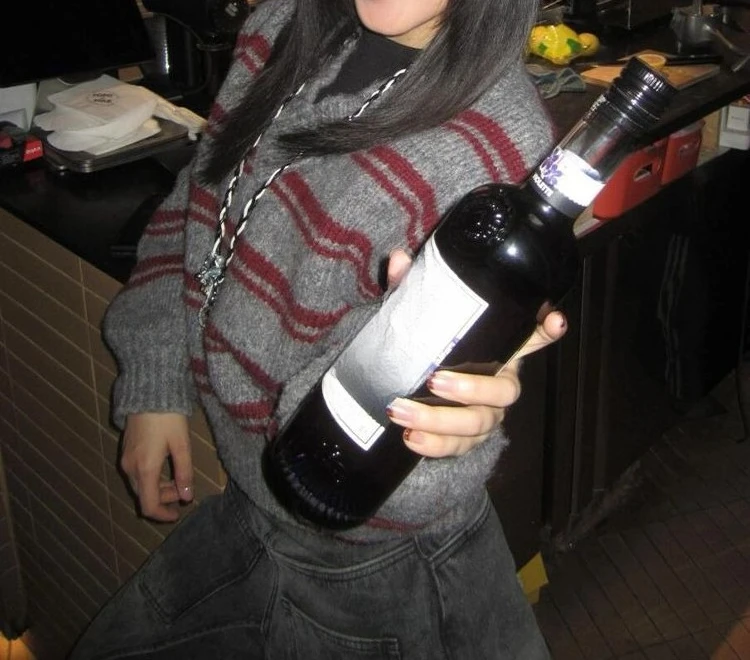 الرجعية محبوك المرأة الشتاء التباين مخطط سترة برقبة على شكل حرف V فضفاضة قصيرة الأكمام الطويلة