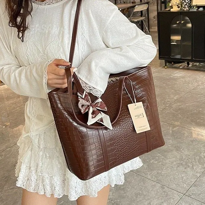 

New Ins Wind Tote Bag Women's High Value Large Capacity Armpit Bag Commuting Versatile