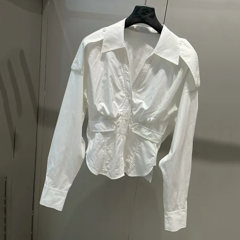 

A fashionable women's white lapel shirt with a cinched waist and pleated long-sleeved short top, new style 2025