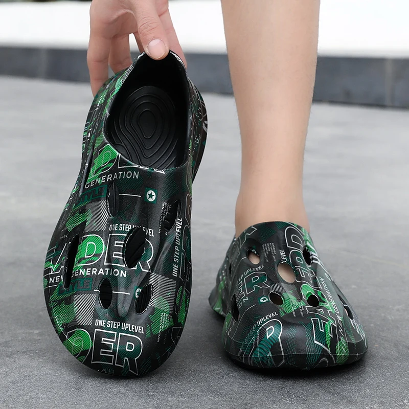 

Новые летние мужские уличные сандалии, садовые сабо, мужская повседневная обувь, модные роскошные тапочки, удобные домашние мягкие тапочки 36-45