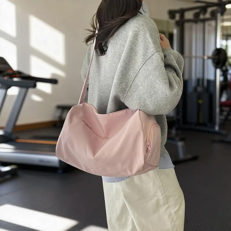 Beige Wasserabweisende Nylon-Reisetasche mit Verstellbarem Gurt Große Kapazität für Fitness Reisen Tägliche Pendlerfahrten – Detail 3