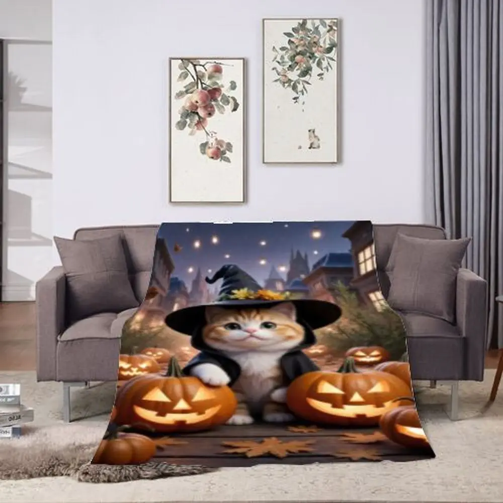 Charmant oranje en wit katje met heksenhoed en Jack-o'-lantaarns - Gezellig Halloween-decor met feestelijke lichtslingers, M