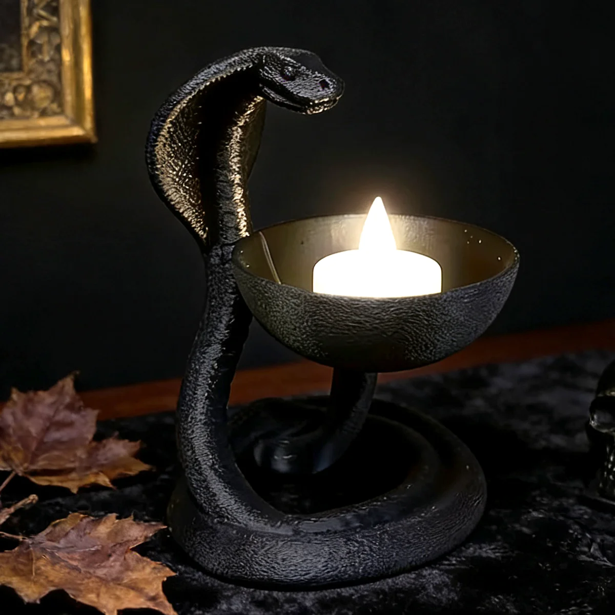 Grenzüberschreitender gotischer Cobra-förmiger Kerzenhalter für dunkle, mystische Desktop-Dekorationsszenario