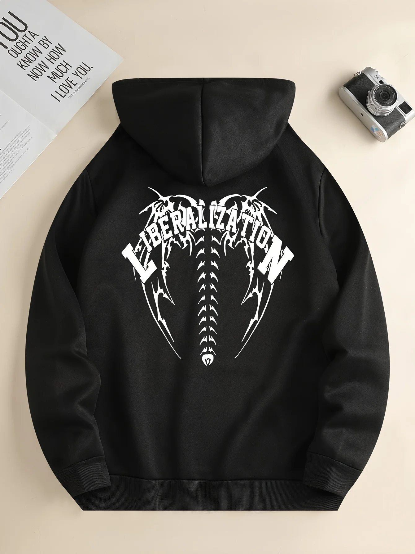 سويت شيرت كاجوال بغطاء للرأس للرجال مع طباعة حروف "LIBERATION" جريئة وجيوب أمامية وغطاء رأس برباط - بلوفر جرافيك