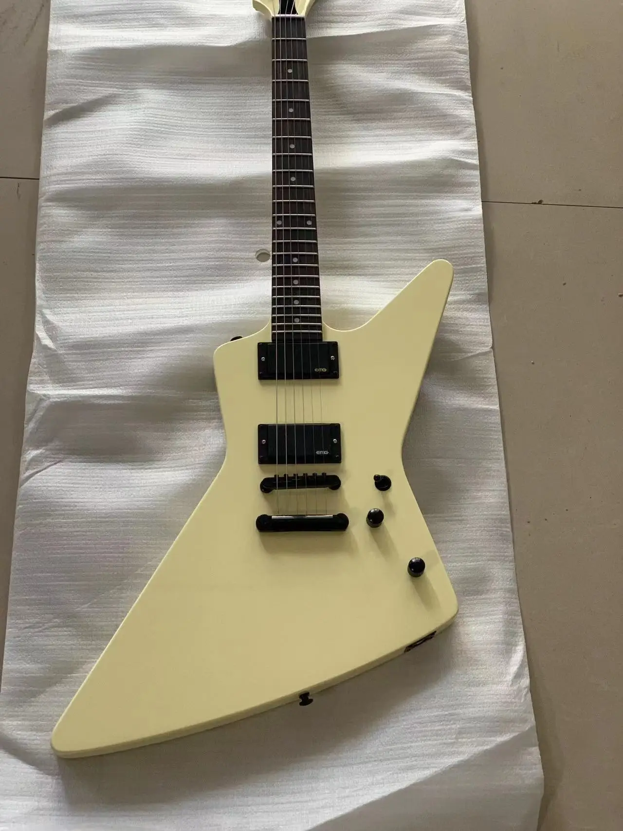 

High-end classic special-shaped 6-string electric guitar, cream body, double-active pickup, free shipping