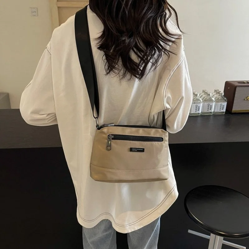 

Шикарная современная сумка через плечо большой вместимости и однотонного цвета, идеально подходящая для деловых женщин