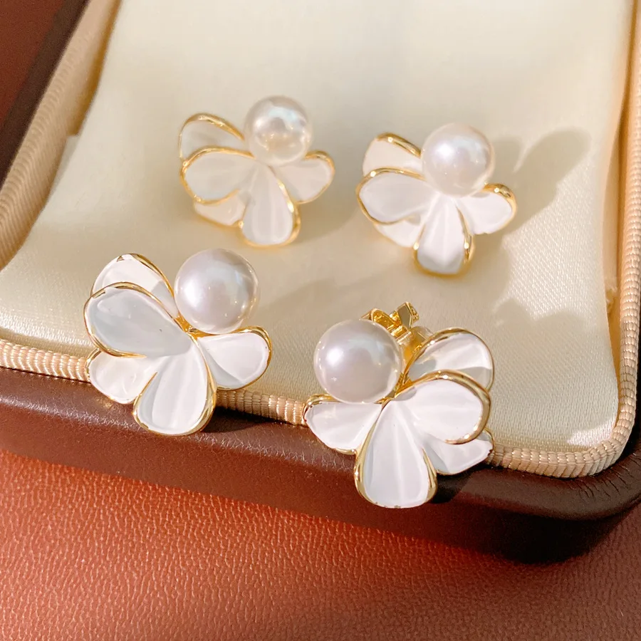 Pendientes de tuerca chapados en oro de 18k con efecto de goteo de aceite para mujer, elegantes aretes franceses de imitación de perla, joyería de pétalos blancos de alta gama para novia