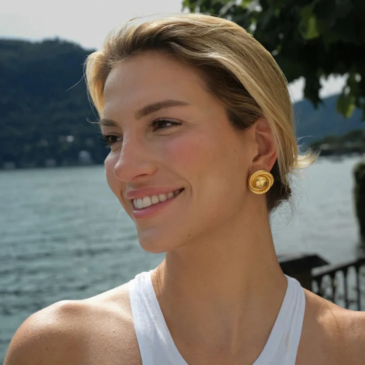 New Western Style 18K Gold Plated Stainless Steel Round Threaded Earrings for Women, Light Luxury Versatile High-end Studs