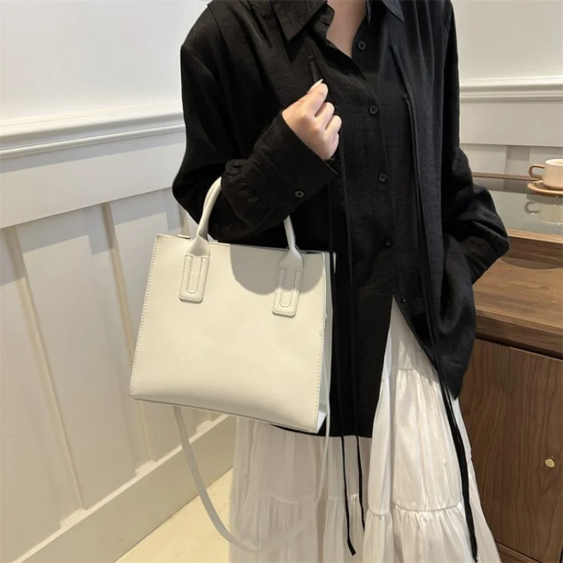 حقيبة كروس نسائية أنيقة مصنوعة من جلد المذنب مع وسادة بلغاريا أنيقة وواسعة ومظهر يومي ناعم