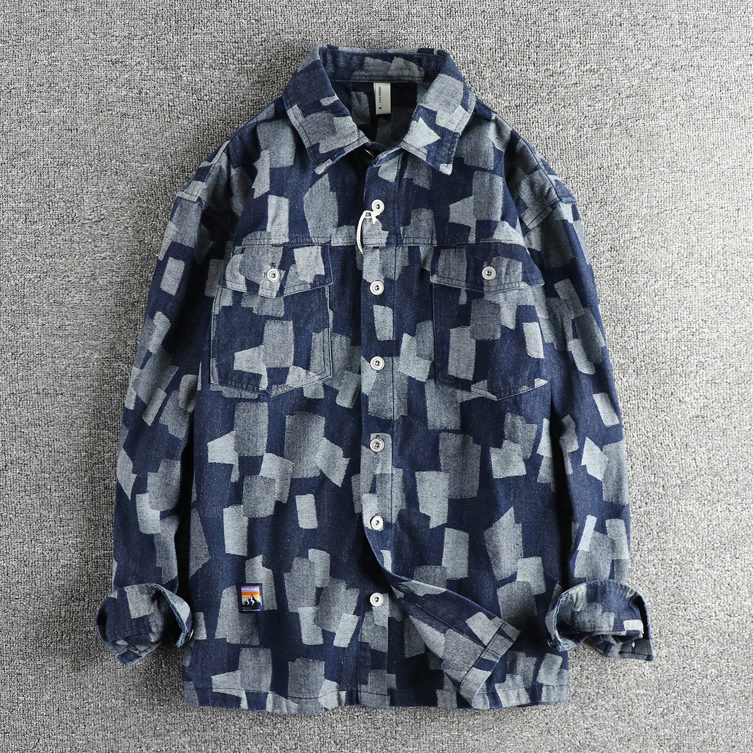 

2024 весенняя новая американская ретро тяжелая мужская джинсовая рубашка с длинными рукавами и лацканами нестандартной формы в клетку, модное повседневное пальто с несколькими карманами