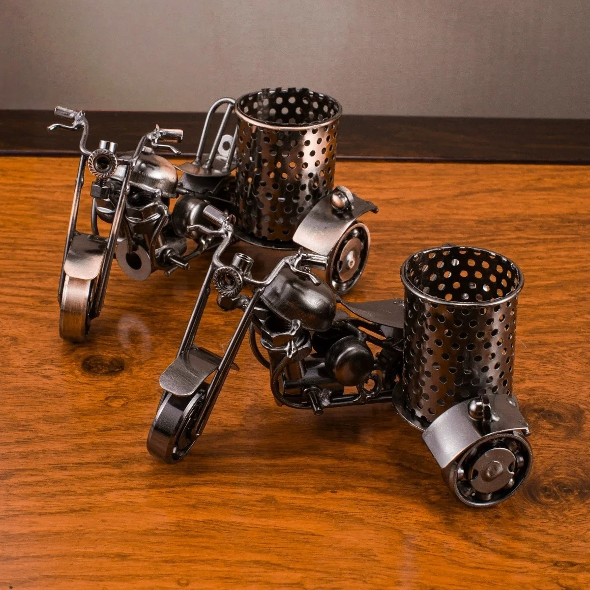 Vintage Motorcycle Model Metal Three-Wheeled Iron Art Motorcycle Pen Holder Stand Collection Display Boy Toy Gift Desktop Decor