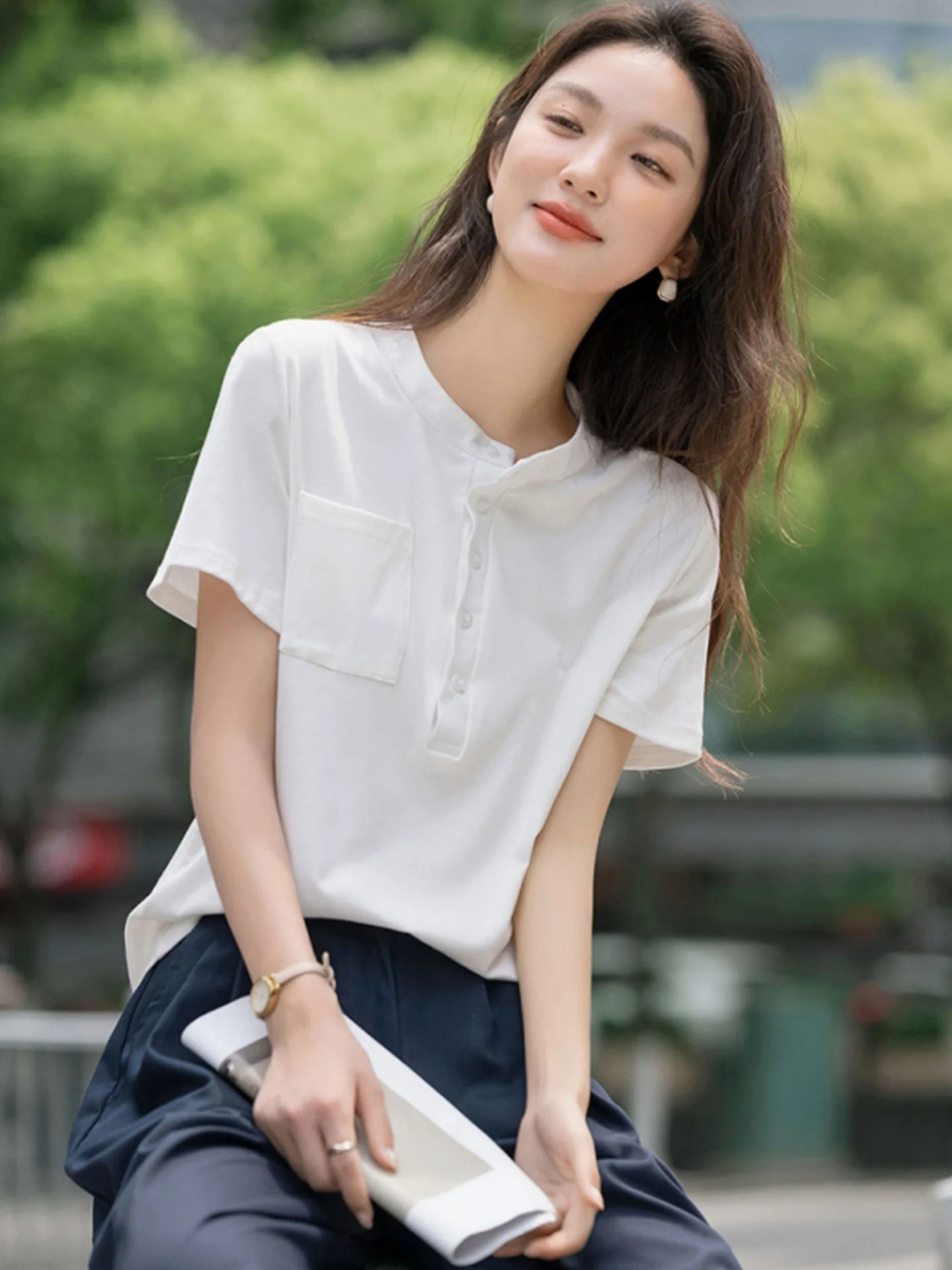 

Женская повседневная футболка с коротким рукавом, на пуговицах, простого прямого кроя, из шелковой ткани, с круглым вырезом, в корейском стиле.