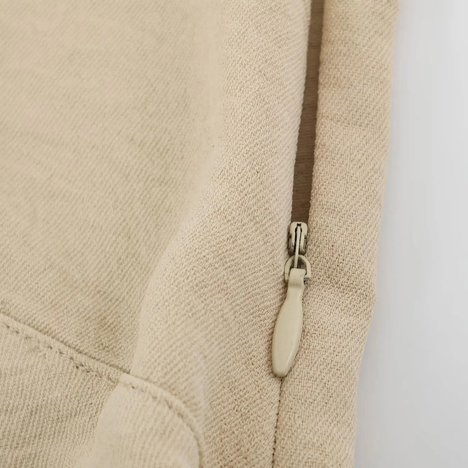 BSAY 2026 Sommer Neues Französisches Minimalistisches Damenkleid mit Kontrastbündchen Ärmellos Mehrlagig Tiefer V-Ausschnitt Zweiteiliges A-Linien-Midikleid – Detail 9