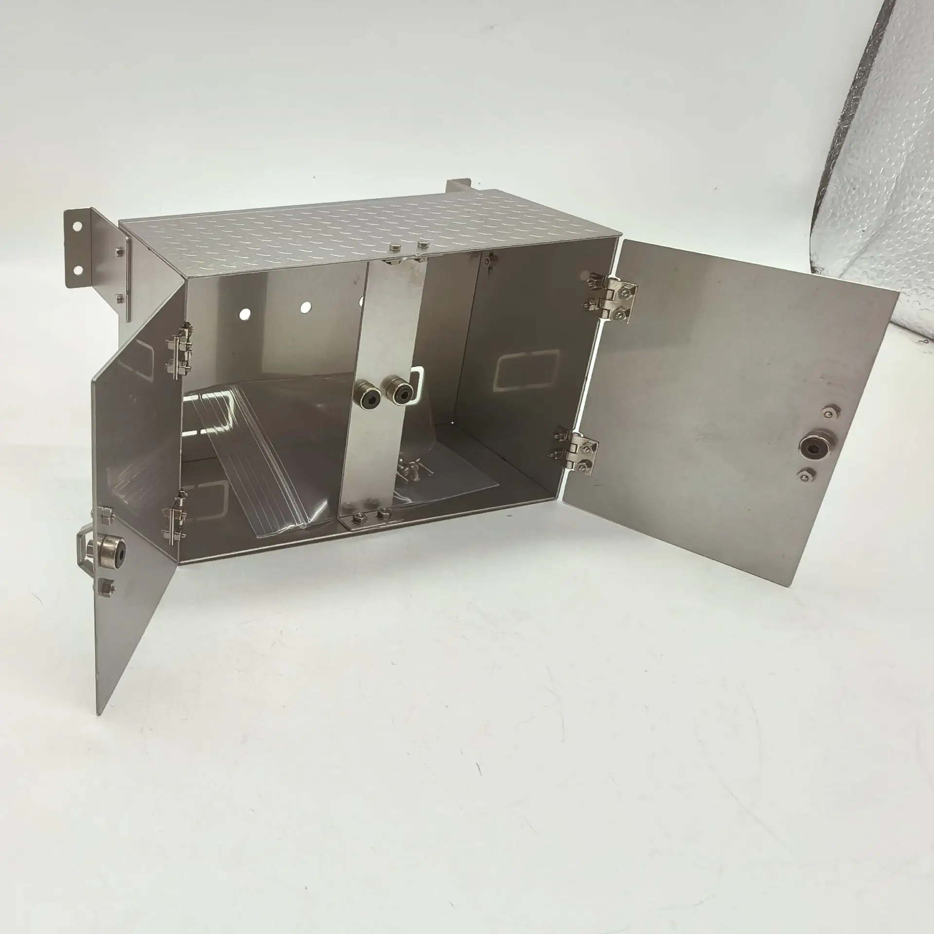 

RC Scaleclub Model For Tamiya 1/14 Tractor Truck Dumper Truck with Metal Anti-Slip Pattern 90mm Toolbox