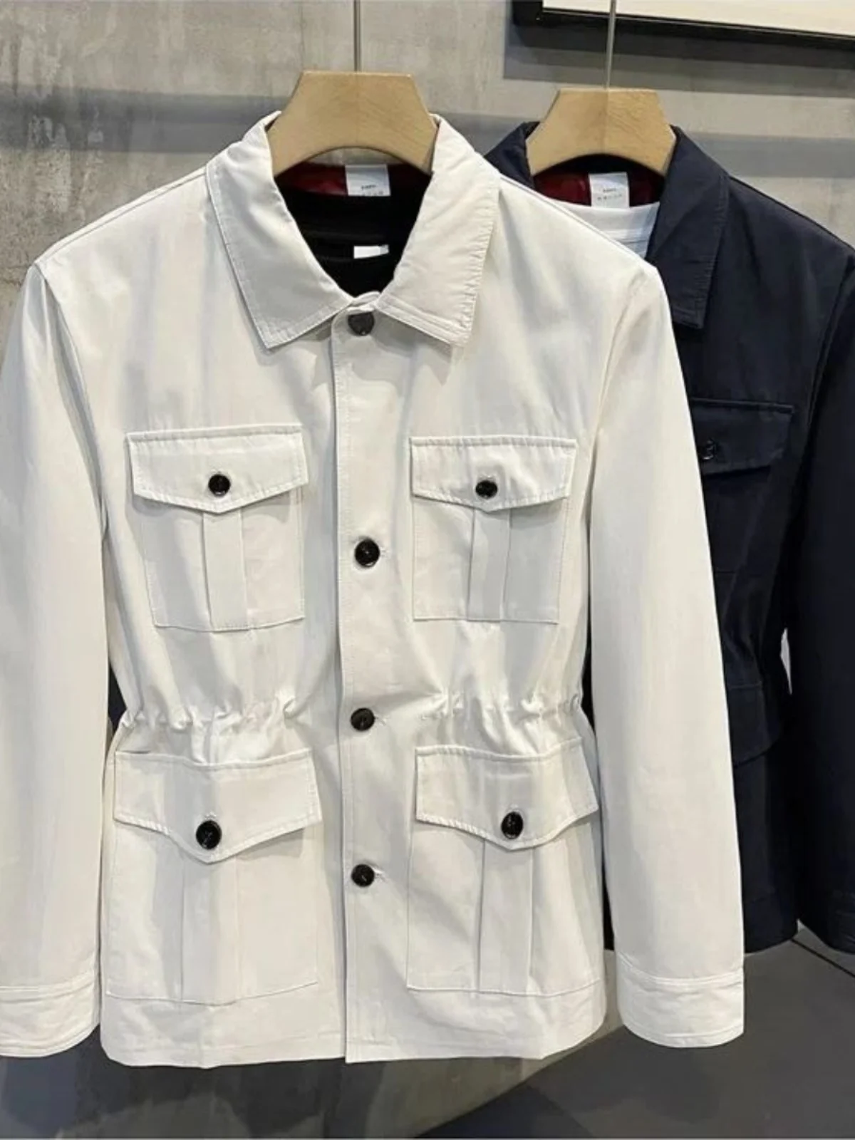 

Новая мужская рабочая куртка на осень-зиму 2024: ретро-стиль, легкая, теплая, трендовая верхняя одежда с длинными рукавами и воротником-стойкой.