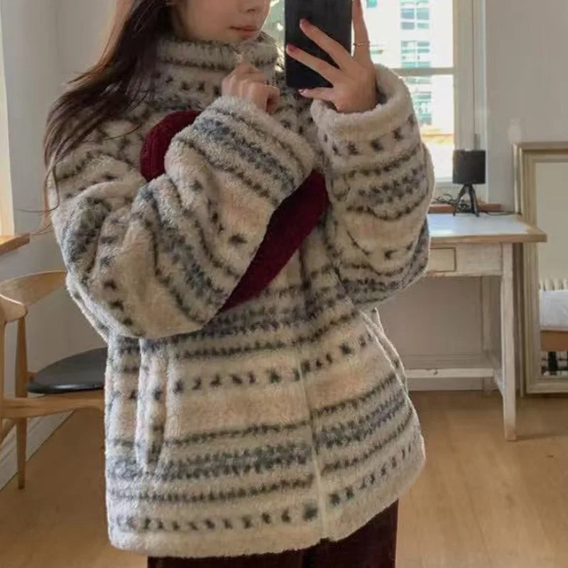 

Шикарная осенне-зимняя куртка из меха ягненка с цветочной вышивкой, цветная блузка, теплое универсальное женское пальто в этническом стиле, прямой крой...