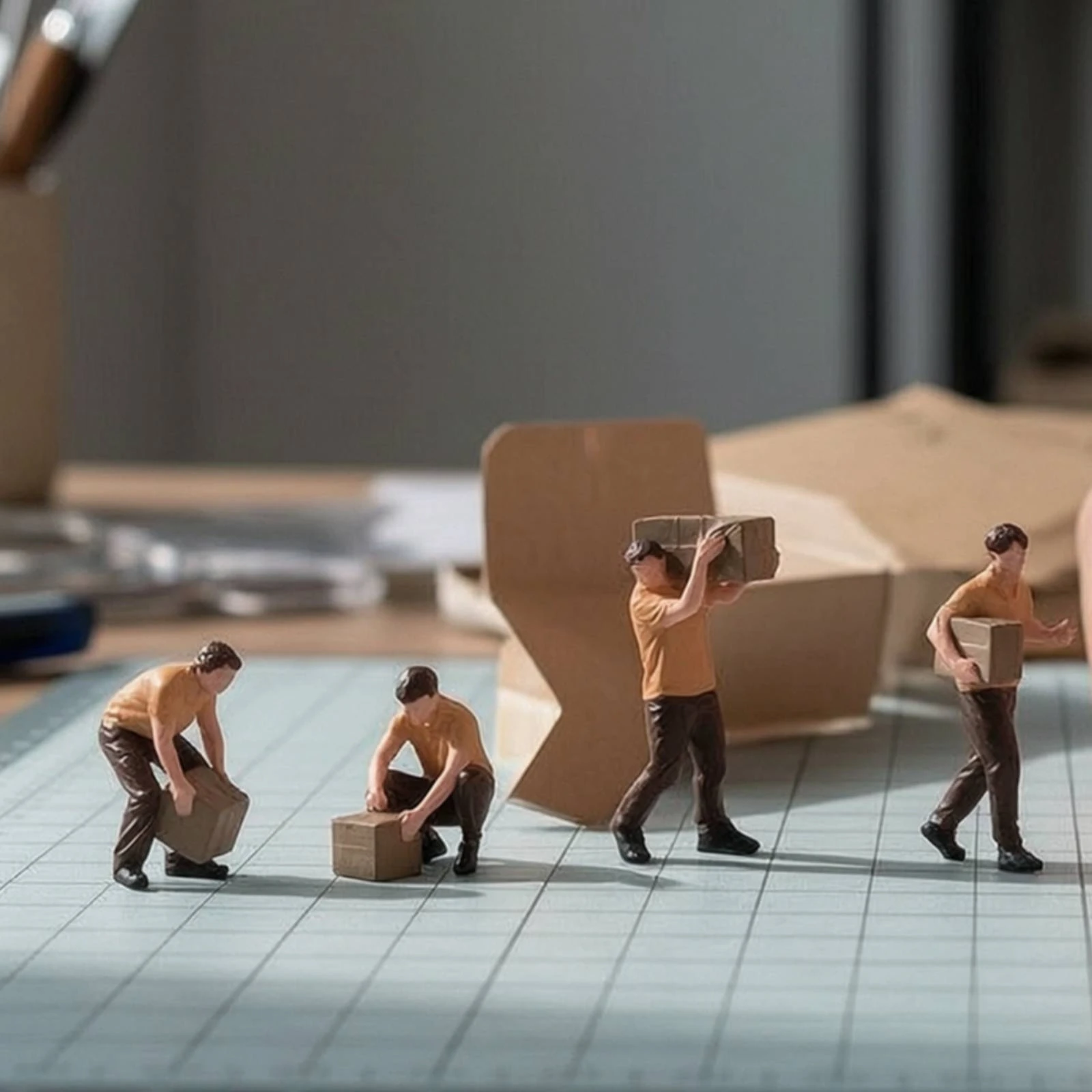 5 Pieces Miniature Courier Figurines Lifelike Delivery Figures with Boxes Courier Figure Sturdy Miniature Figure Plastic