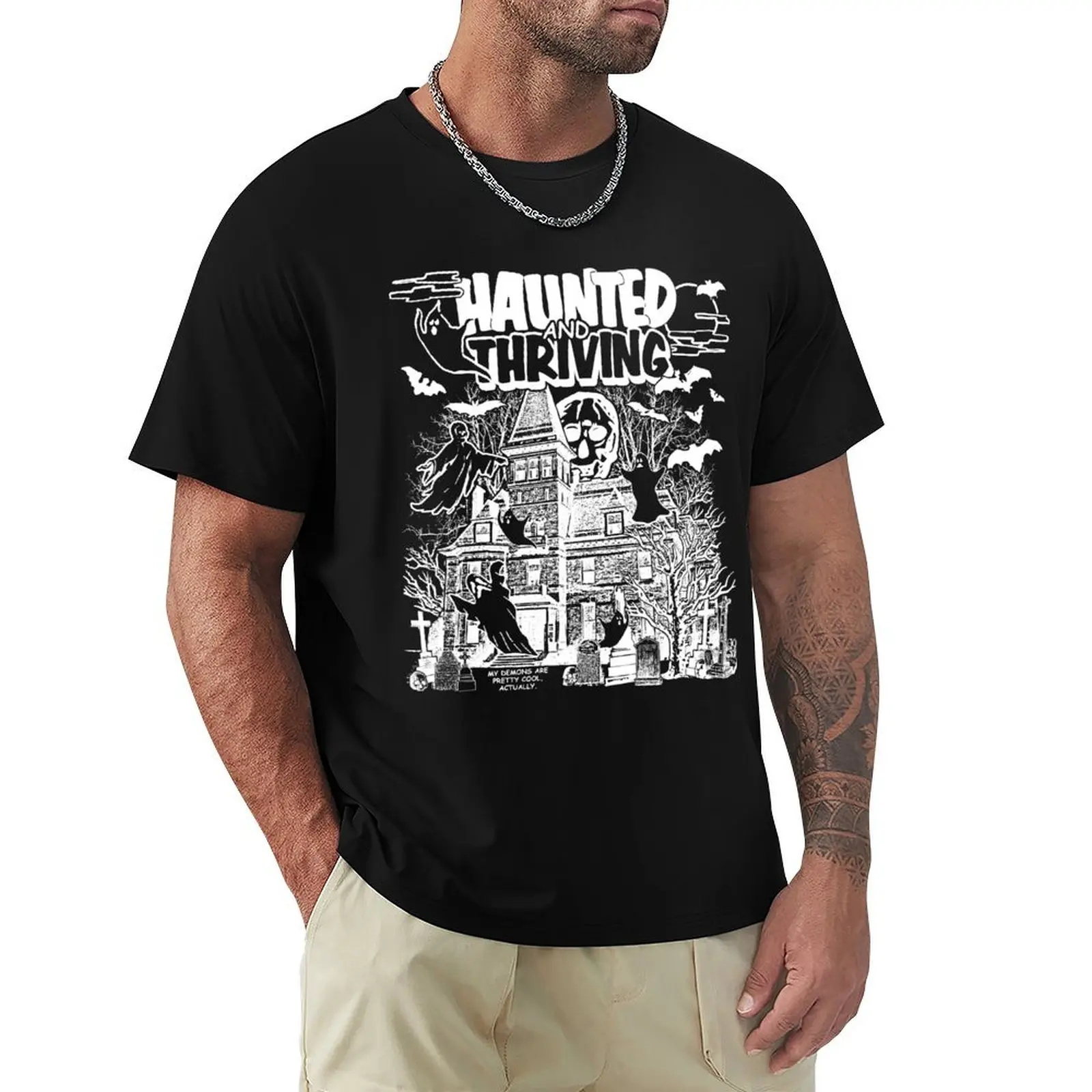 T-shirt Haunted & Thriving (blanc) à manches courtes avec imprimé classique