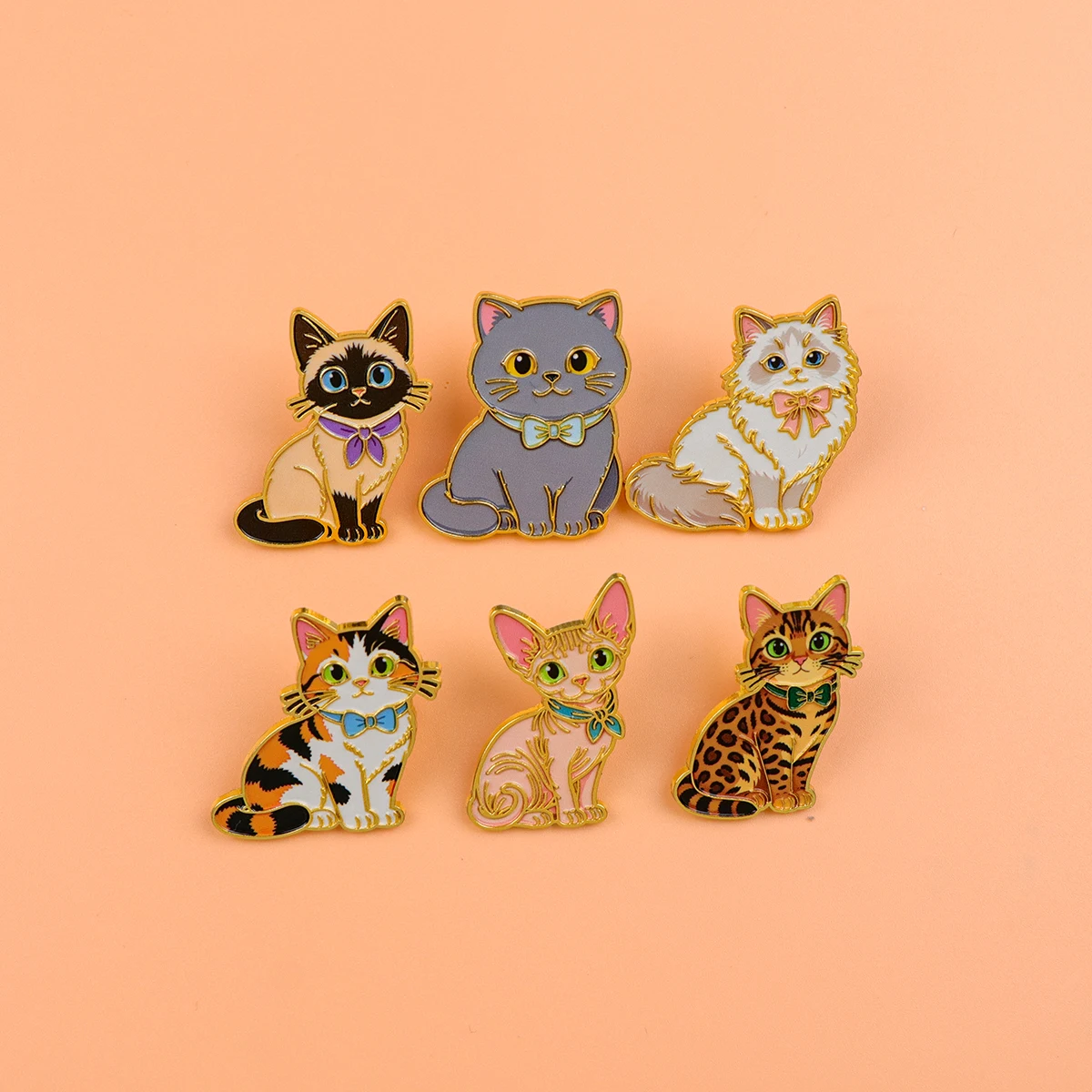 Niedliche Katzenbrosche mit Fliege, Siamesische Ragdoll Sphynx Metall-Emaille-Anstecknadel, Abzeichen für Rucksack, Kleidung, Accessoires, Schmuck, Geschenk für Freunde – Detail 5