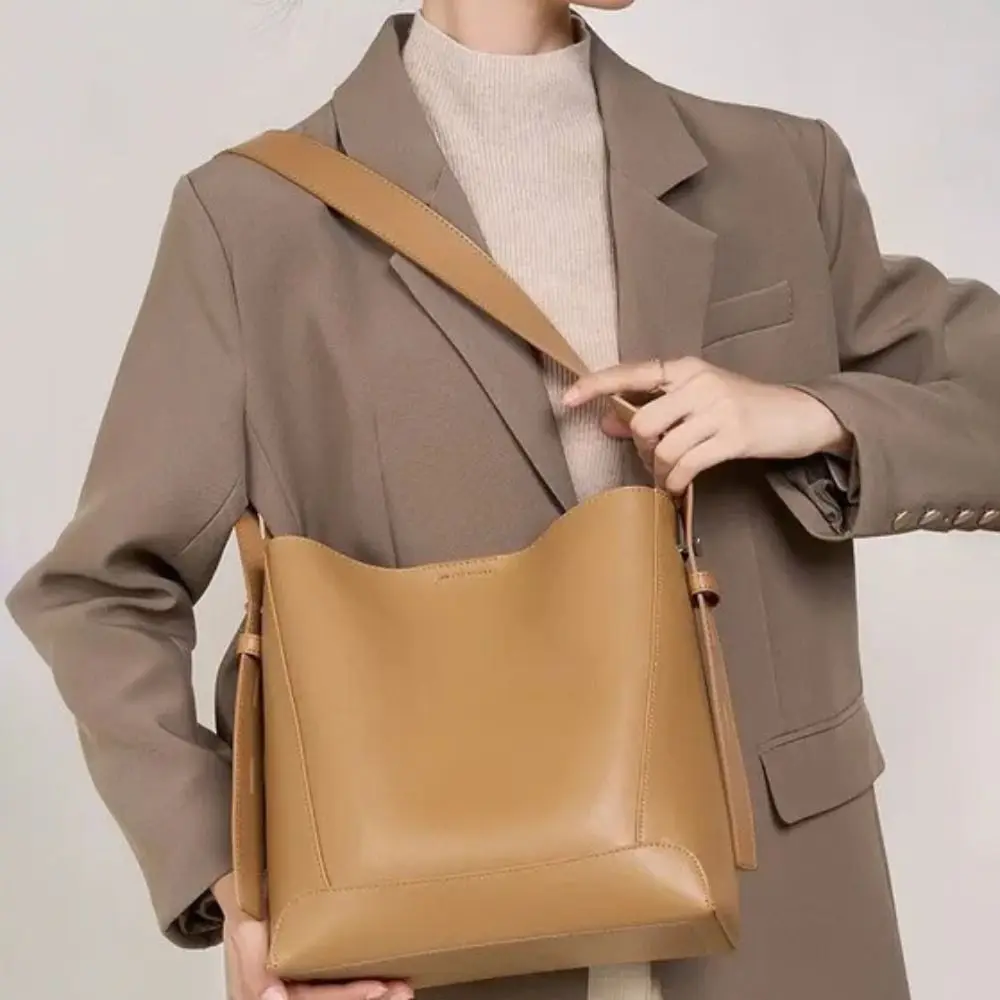 

Split Leather Designer Shoulder Bag Cowhide Material Casual Style Bucket Basket Bag Underarm Design New Fashion