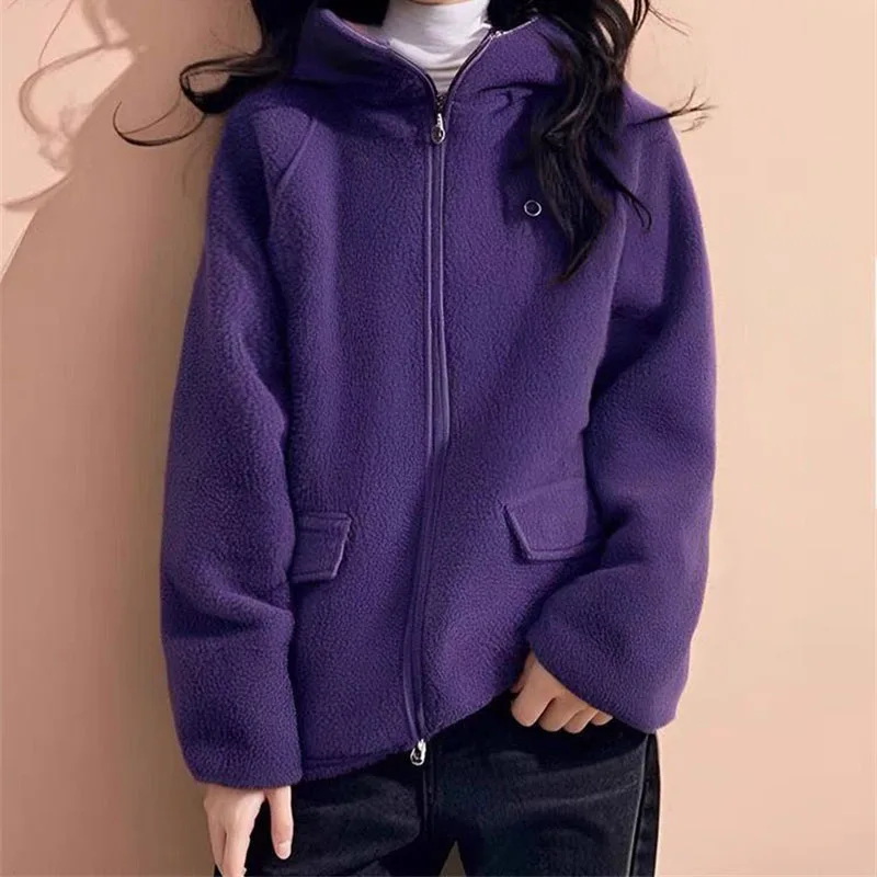 Nowa bluza z kapturem damska na wiosnę, jesień i zimę 2026, ekskluzywna fioletowa bluza z pluszu jagnięcego, luźna, ciepła, gruba kurtka z zamkiem błyskawicznym.