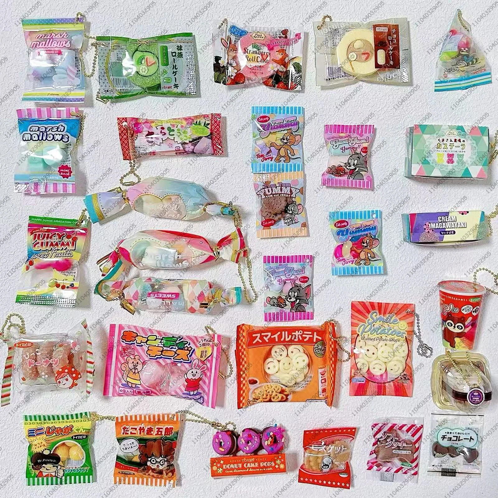 

Японская капсульная игрушка-сюрприз Gashapon: миниатюрная еда (швейцарский рулет, печенье, десерт), брелок-игрушка в виде еды, мини-закуска и подвеска для сумки.
