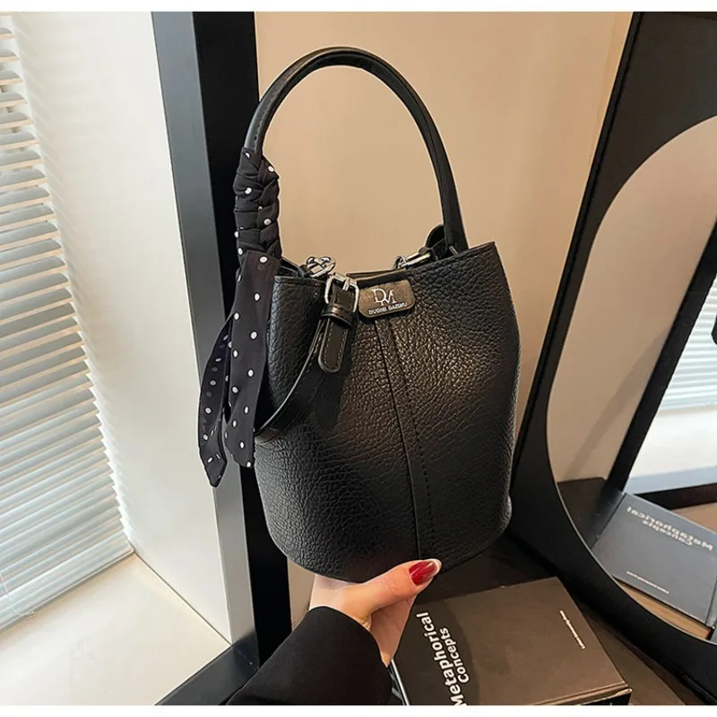 

New Retro Hand Bucket Bag Simple Casual Shoulder Bag Senior Sense Crossbody Bag Niche Ladies Bag