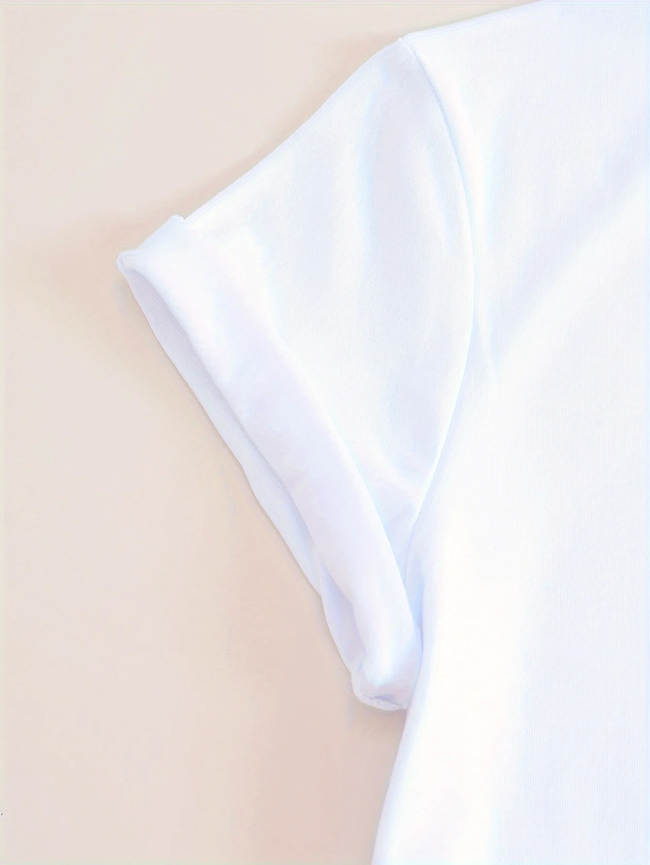 Buntes Kurzarm-T-Shirt mit Weingläsern und Weinmuster und Rundhalsausschnitt