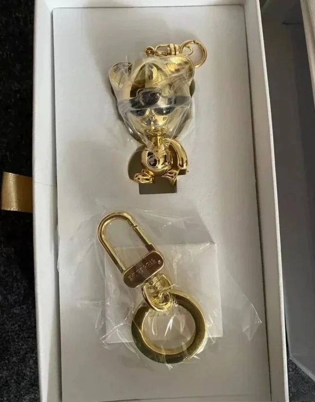 Il nuovo ciondolo commemorativo retrò con orso fresco può spostare il ciondolo attraente portachiavi con mano e piede di orso premium in oro