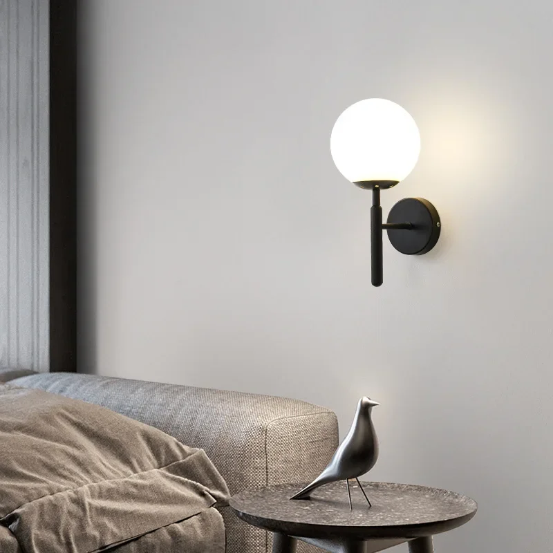 Moderna lampada da parete a sfera in vetro a LED 110V 220V luce da tappezzeria nera per soggiorno camera da letto comodino corridoio lampada da