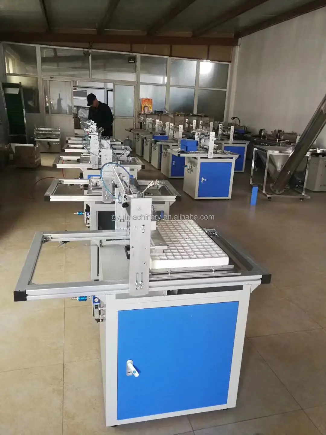 空の苗床トレイに種子を播種・植え付け・栽培するための多用途自動播種機