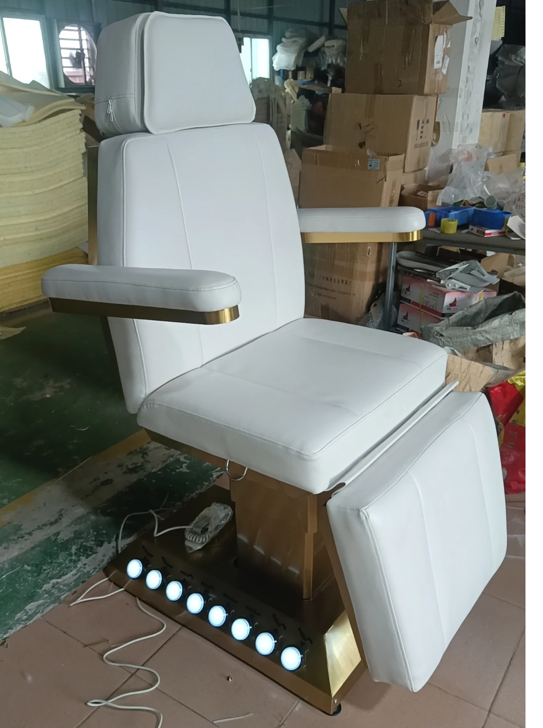 Hot Sale Luxury Gold Metal Base Salon Furniture Beauty Bed Massage Table 4 Motors Electric Lash Bed For Salon With Foot Control