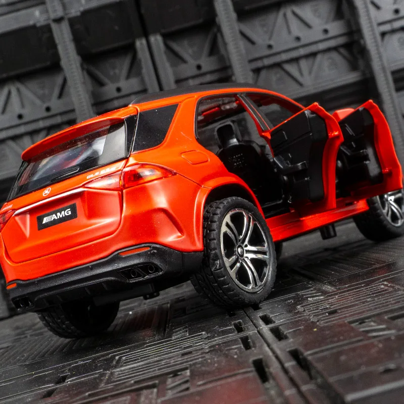 1:32 Mercedes GLE 63S Legierungs-Offroad-Modelltüren und die Fronthaube und die Kofferraumtür kann zu reichen Details geöffnet werden, feine Verarbeitung