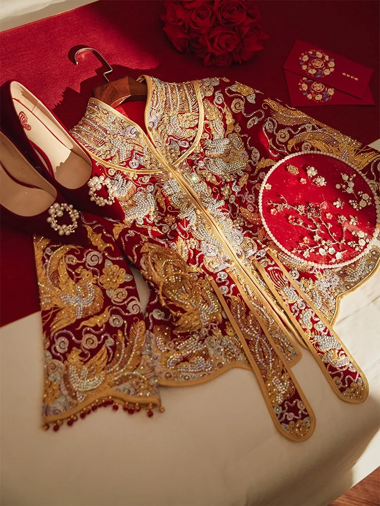 

The wears dragon and phoenix gown wedding dress toasting Chinese-style kimono