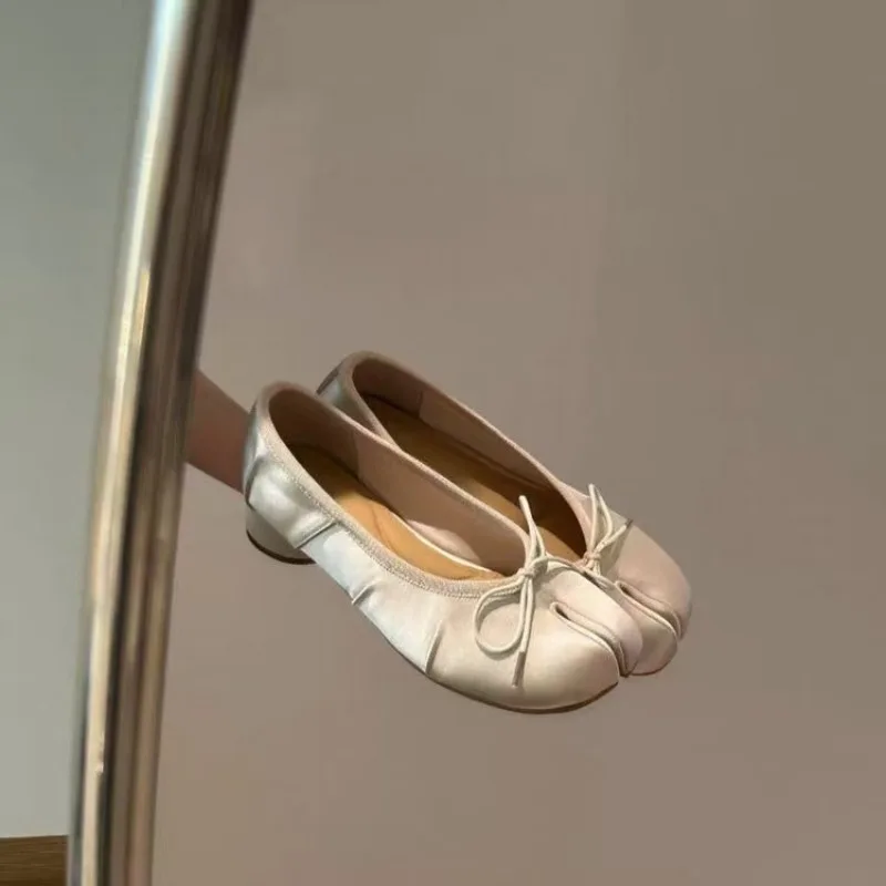 Sapatos Femininos Slip-on Sweet Bow Primavera 2026: Novidade Versátil com Sola Macia e Bico Aberto