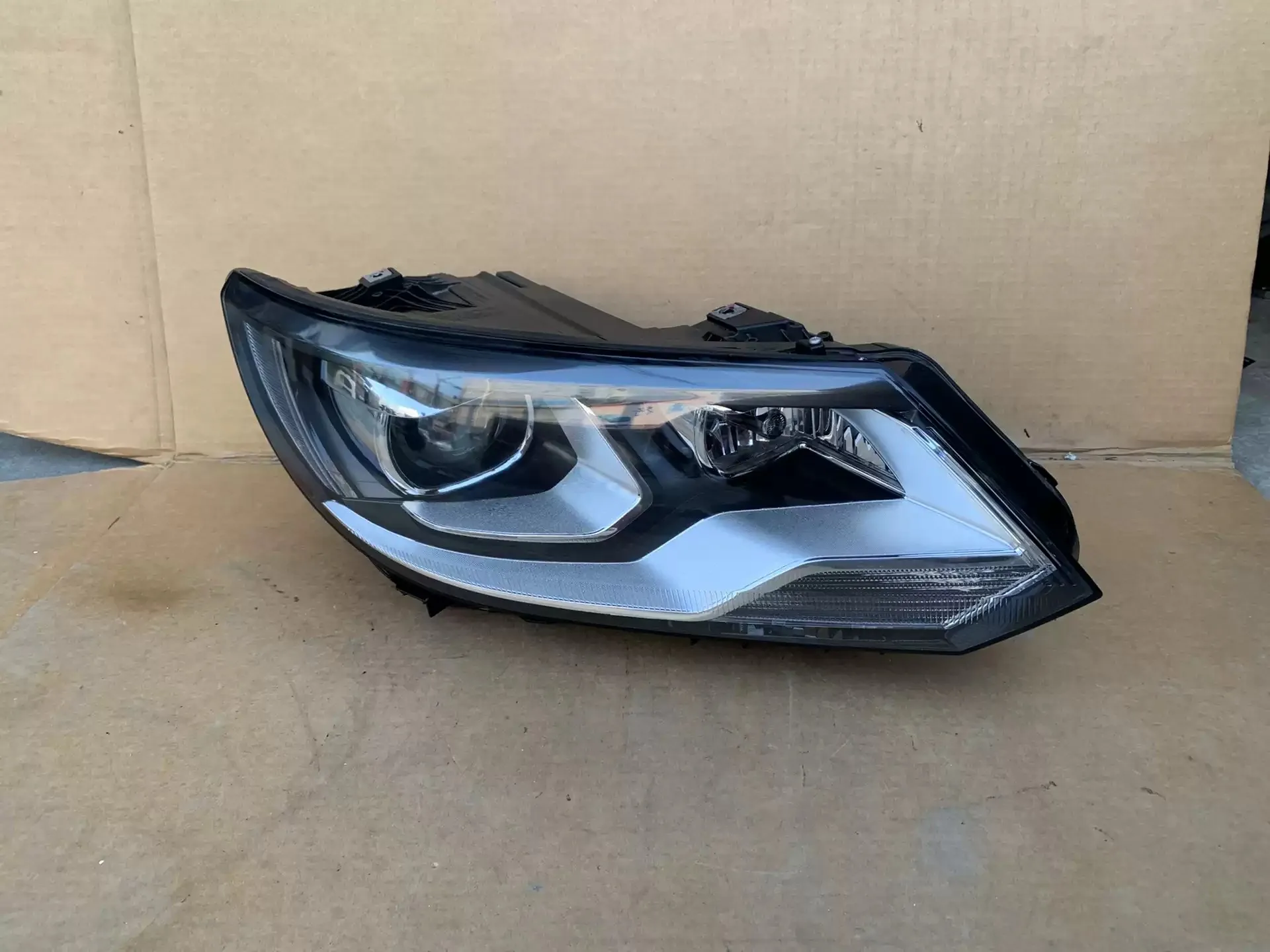 

Car Front Headlight Head Lamp for Volkswagen vw Tiguan DRL Daytime Running Light Turn Signal