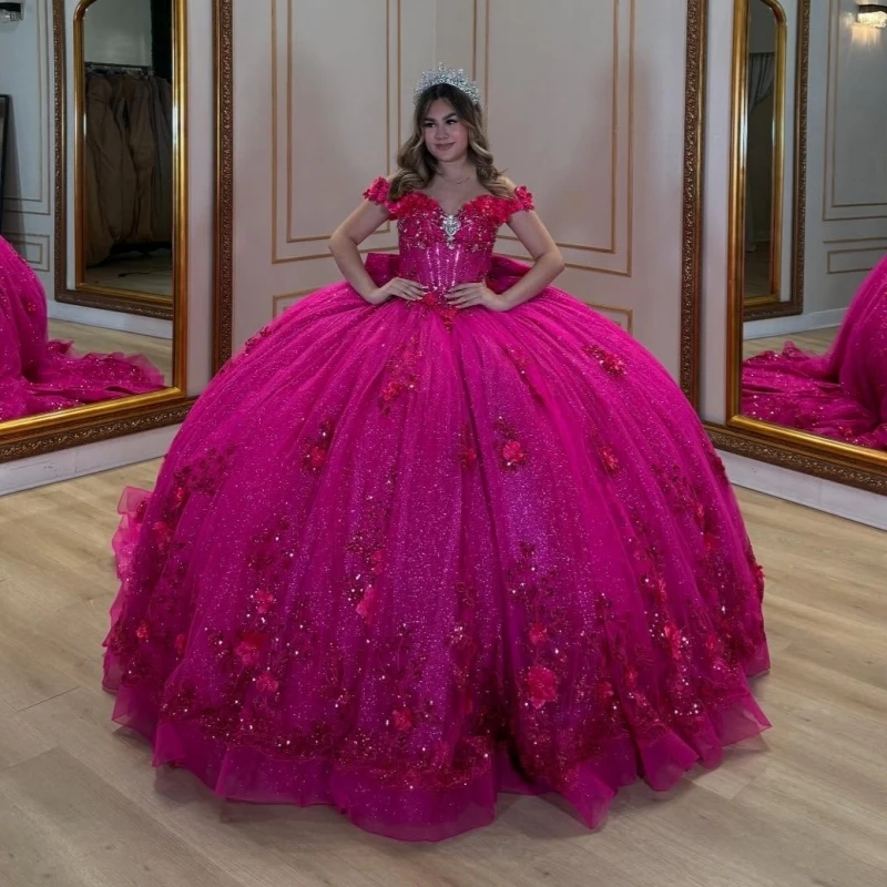 ชุดเดรสเจ้าหญิงสีแดงกุหลาบวิบวับแบบเปิดไหล่สำหรับงานฉลองอายุ 16 ปี งาน Quinceañera ประดับดอกไม้ลูกปัดโบว์ผ้าทูลล์สำหรับงานปาร์ตี้วันเกิด