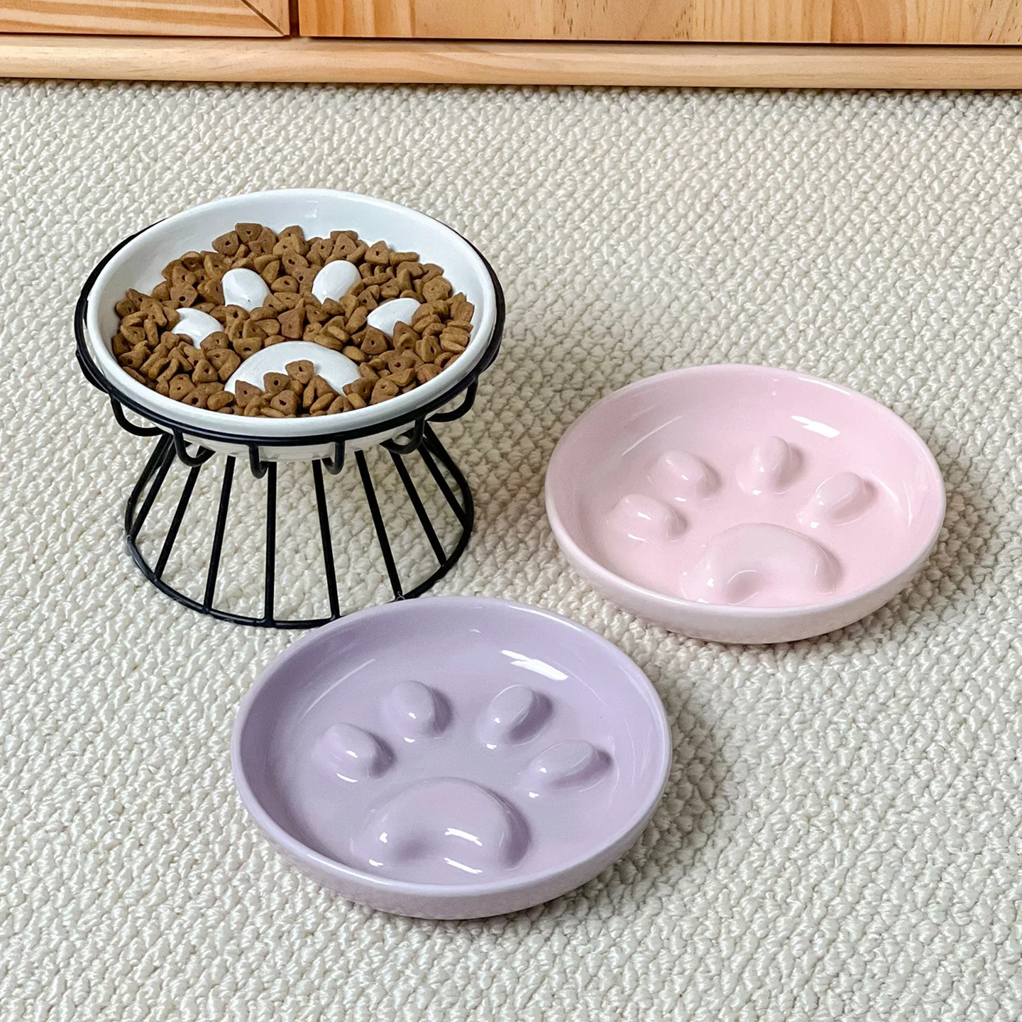 Comedero Elevado Antideslizante de Cerámica para Gatos y Perros con Soporte de Hierro y Lindo Diseño de Huella de Pata, Protector de Cuello para Comida y Agua