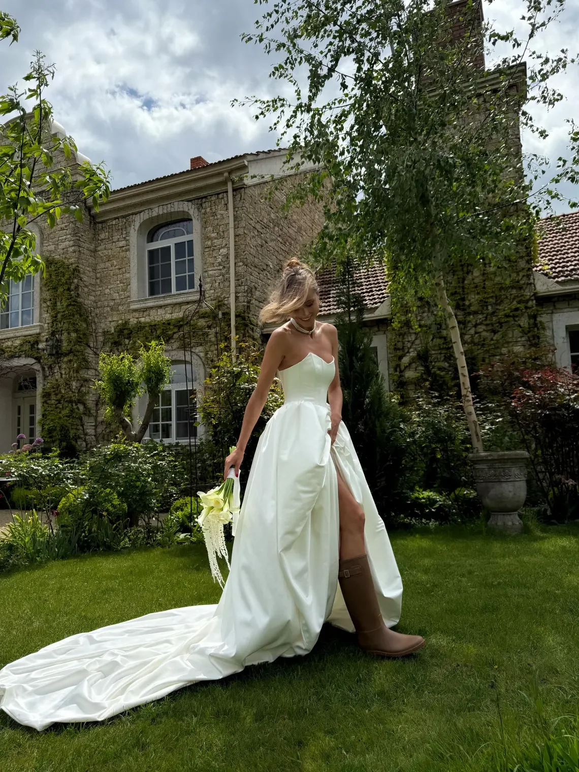 Modern Minimalist V-neck Satin Wedding Dress Pleat Strapless for Bridal Dress Dubai Women's Bridal Wedding Dress Custom