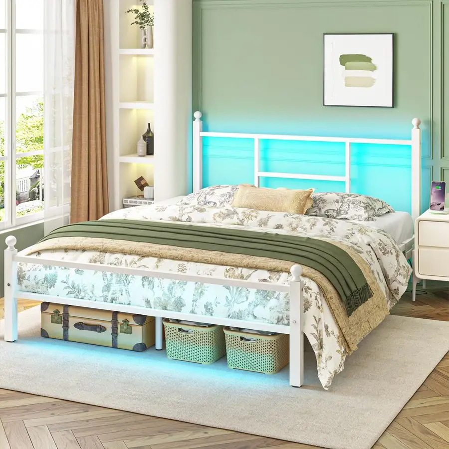 

Кровать с металлическим каркасом и встроенной зарядной станцией, с портами и розетками