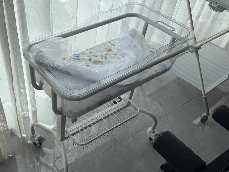 Multifunctional tilting neonatal bed
