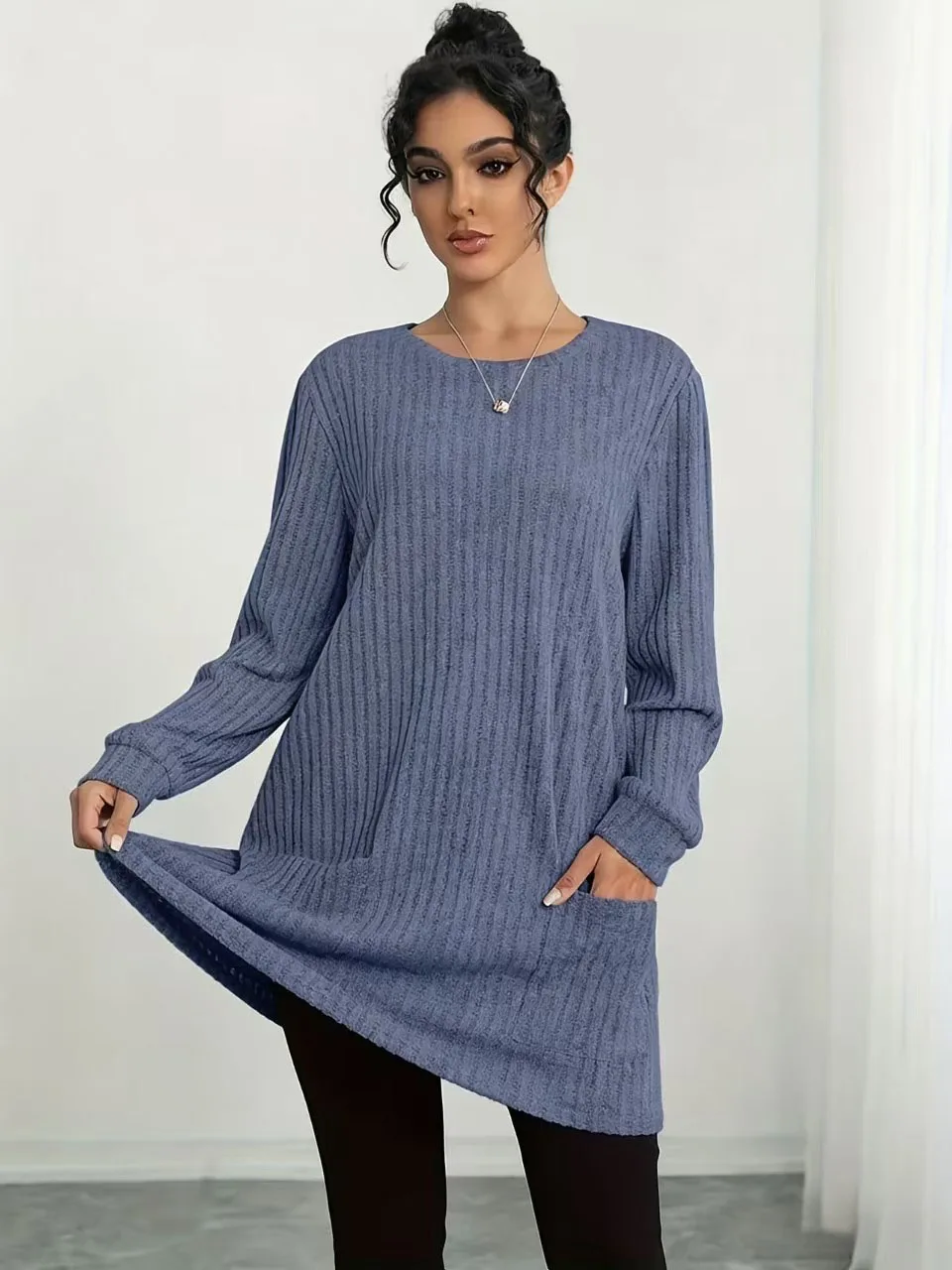 Sukienka plus size, elegancka, z długim rękawem, prążkowana, o luźnym kroju, z detalami kieszeni. Odpowiedni na wiosnę i jesień. Idealny Wybór.